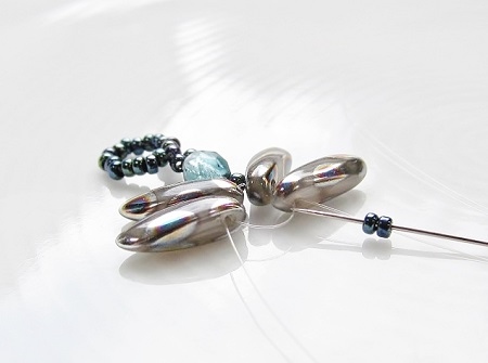 Damselfly pendant - crossing threads in seed beads